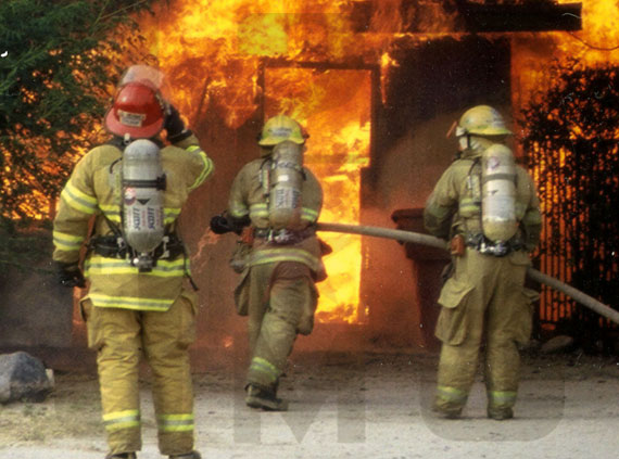 Пожарные устраняют возгорание в резервуарном парке