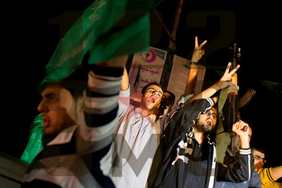 Жители Палестины празднуют перемирие между  Хамас и Израилем
